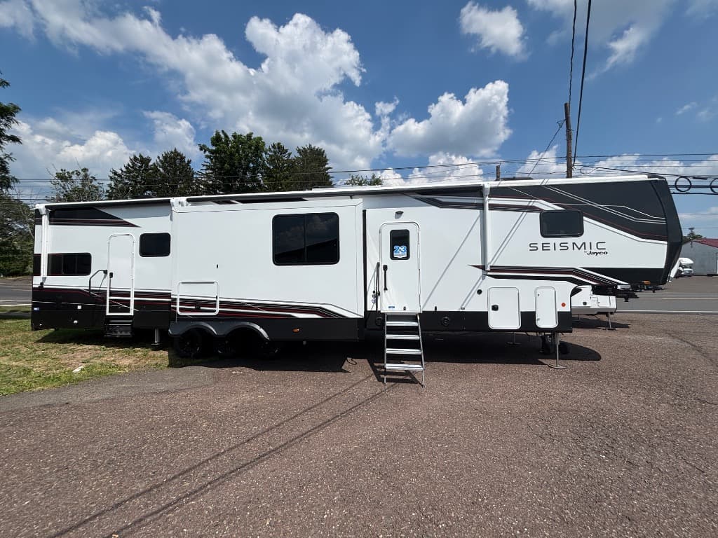 2026 Jayco Seismic — photo 1 of 8