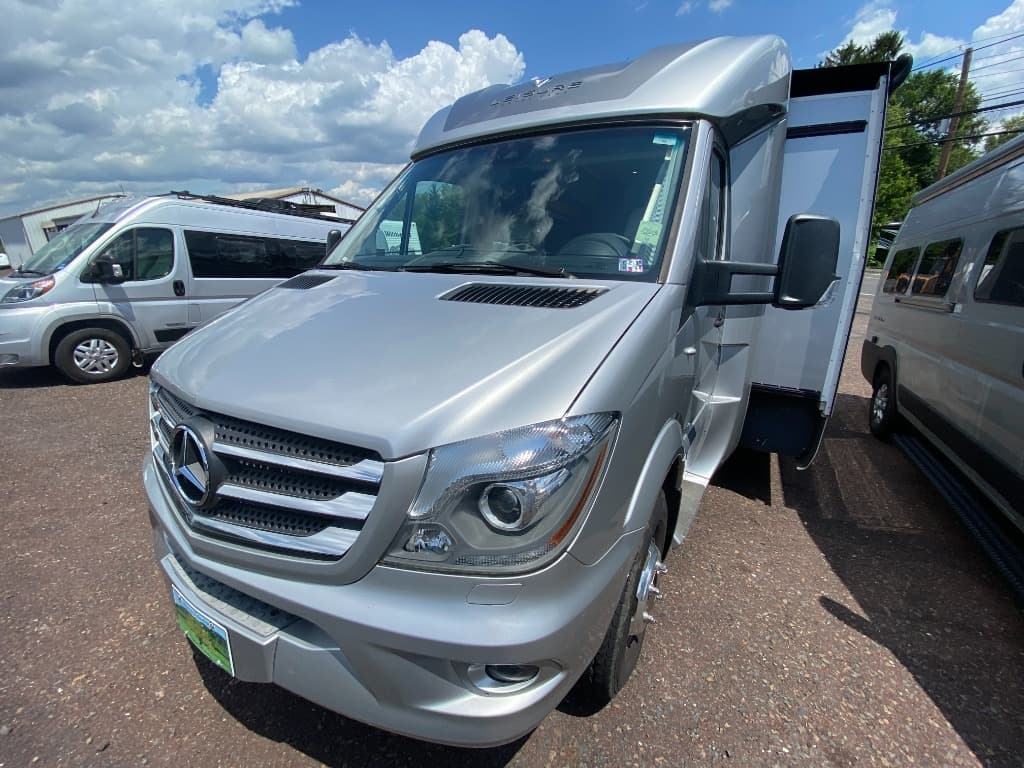 2019 Leisure Travel Vans Unity U24MB