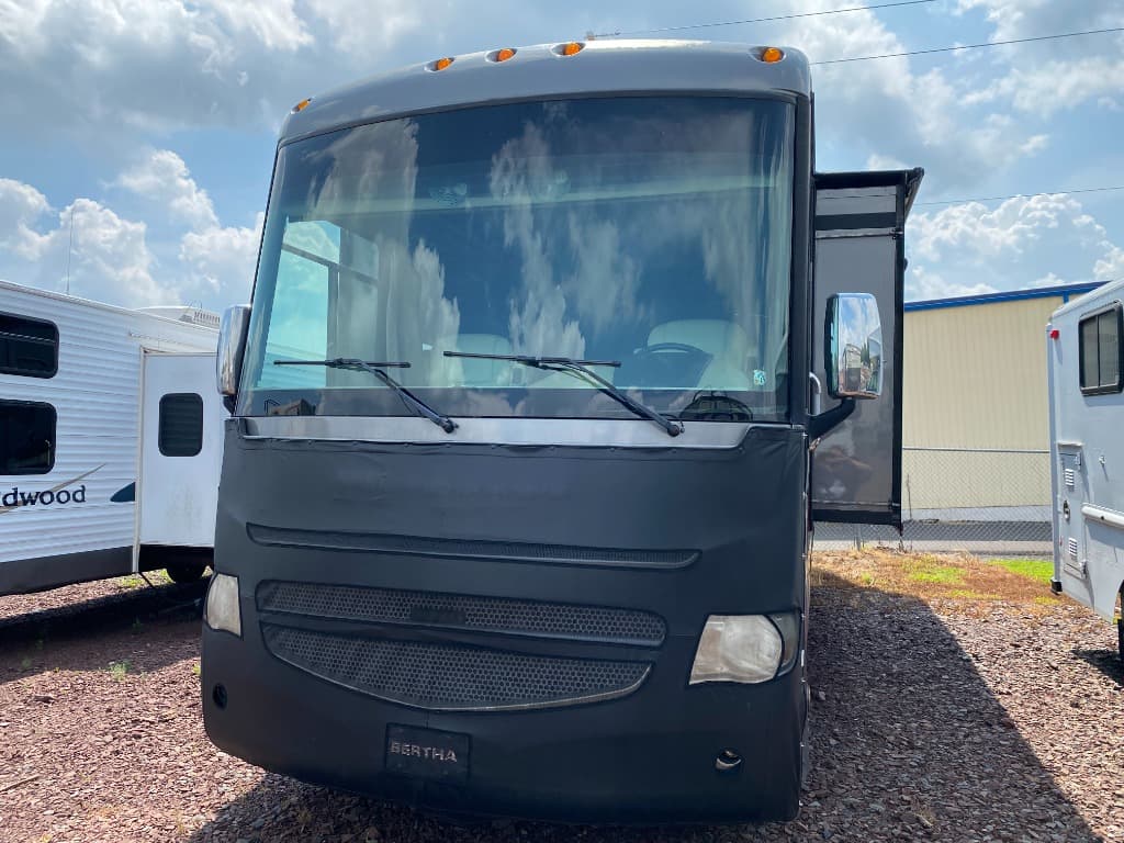 2014 Winnebago Adventurer MTRH. — photo 1 of 8