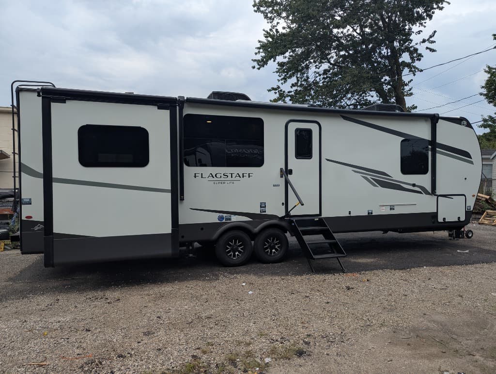 2027 Forest River Flagstaff Super Lite 29FBRL — photo 1 of 8
