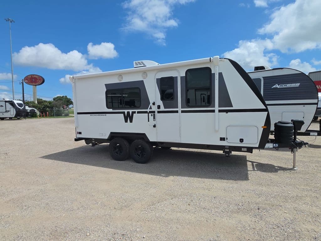 2026 Winnebago Micro Minnie 2000FRB — photo 1 of 8